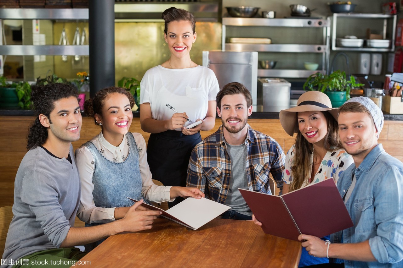 微笑的温度 餐饮服务中的情感连接
