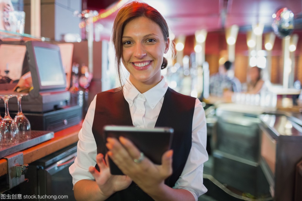 触摸屏技术如何重塑酒吧女服务员的餐饮服务体验