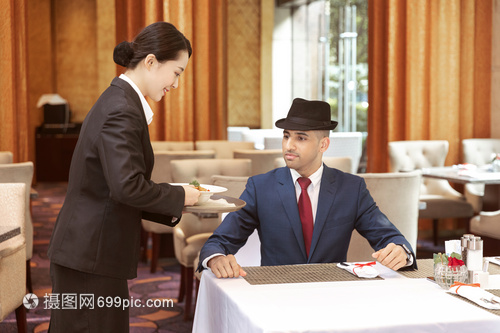 餐饮服务的艺术 酒店餐厅服务员上菜的关键