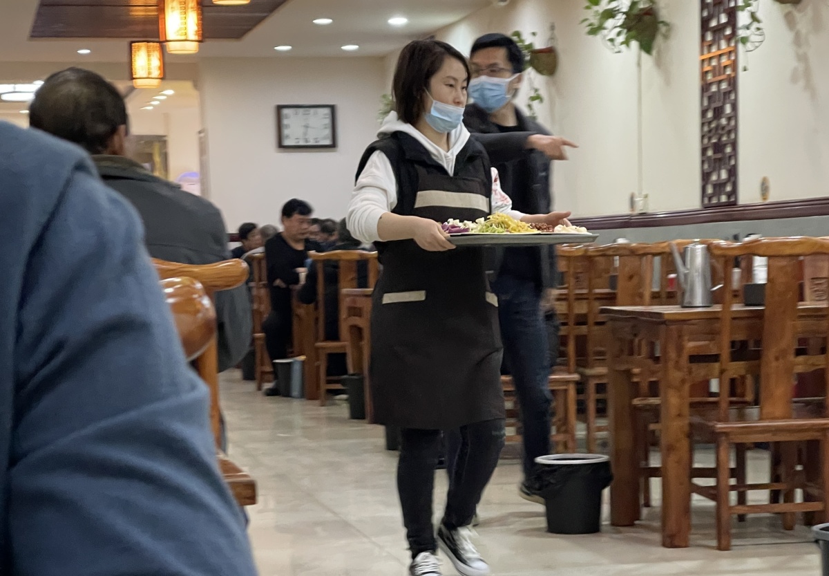 河南新规 餐饮服务从业人员不戴口罩将受罚